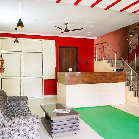 Hotel Rose Inn- Near Sector 8 Metro Station